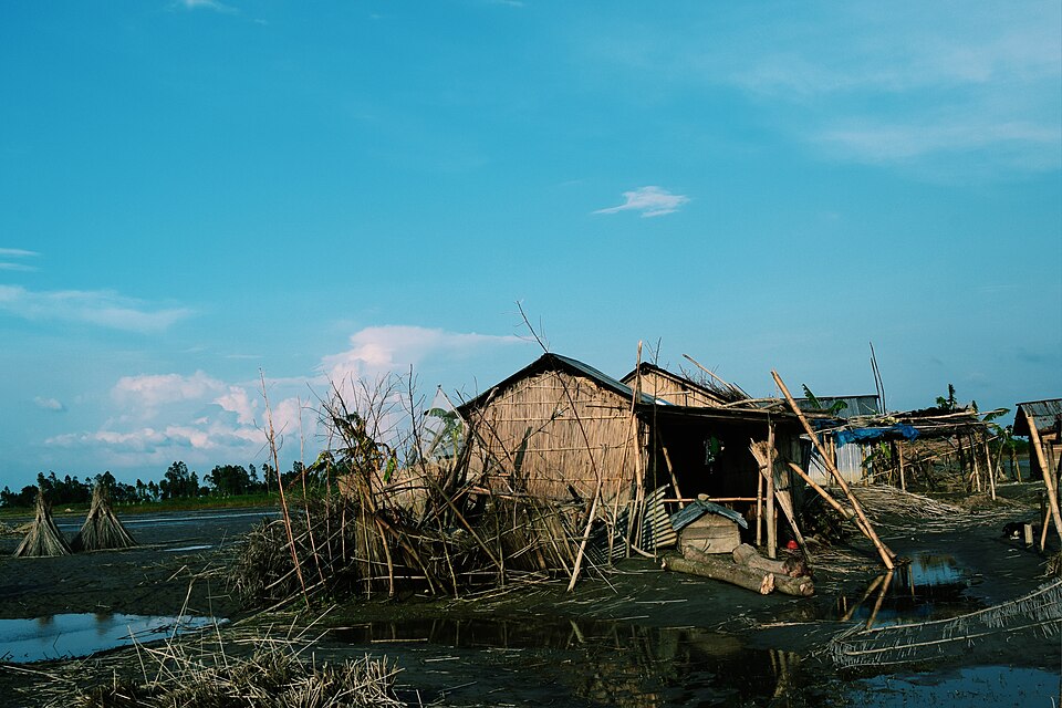 বন্যাদুর্গত পানিবন্দি পরিবারের মাঝে খাদ্য ও বিশুদ্ধ পানি বিতরণ
